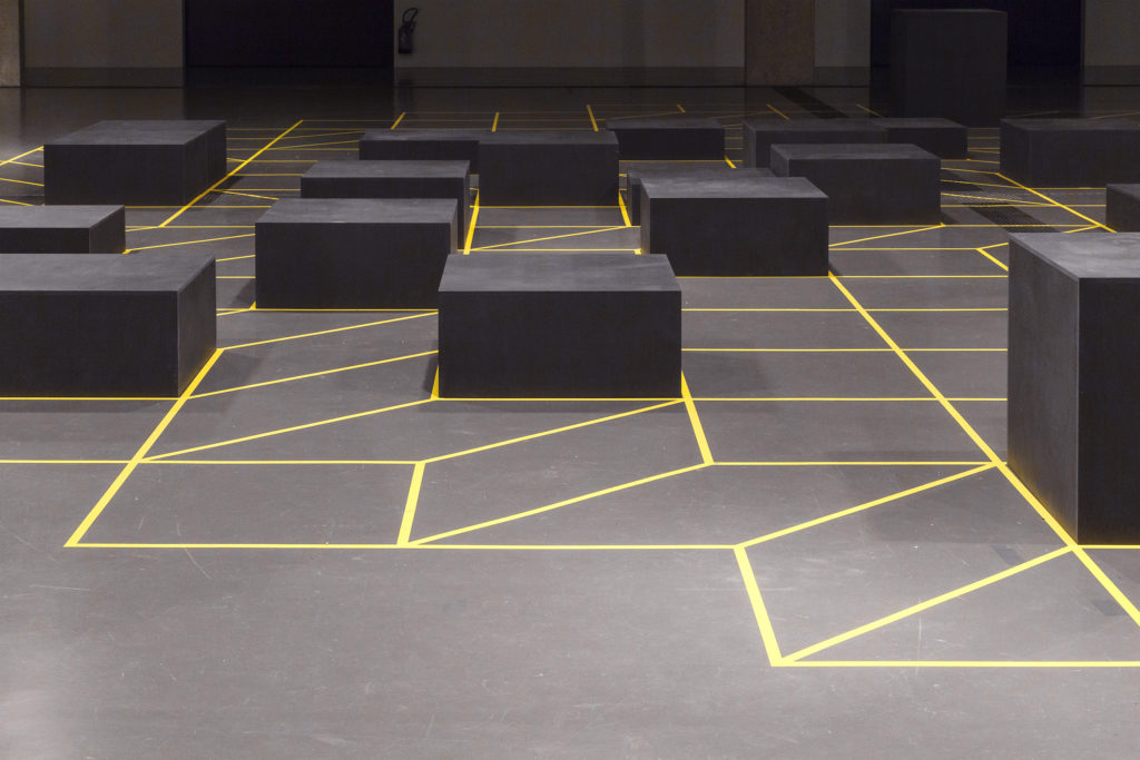 Cube noir placé dans une grille géométrique - Scénographie pour les Open Days 2020 HEAD - Merging graphic and space