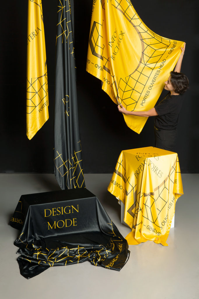 Drapeau réalisé avec le motif qu'on retrouve également au sol lors de l'évènement. Open Days 2020 Trojans Collective - Merging graphic and space