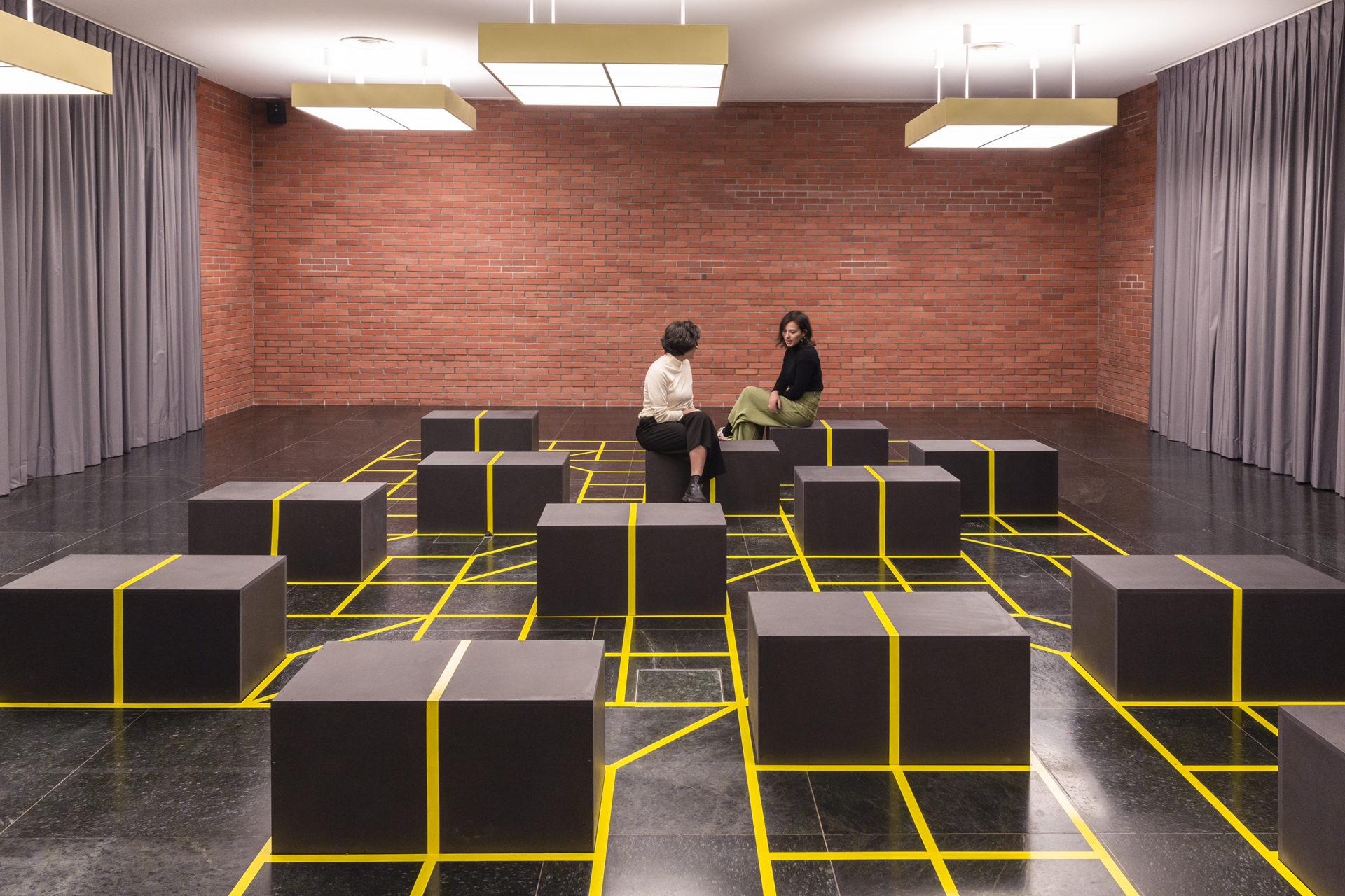 Vue de la salle George Ador lors des Open days par Trojans Collective. Merging graphic and space